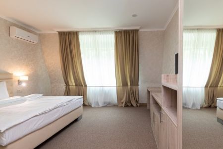 Улучшенный 2-местный 1-комнатный (без дополнительного места, без балкона, вид на парк)