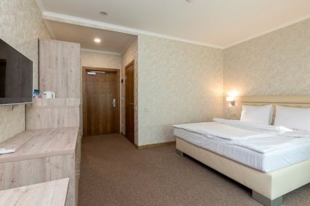 Улучшенный 2-местный 1-комнатный (без дополнительного места, без балкона, вид на парк)